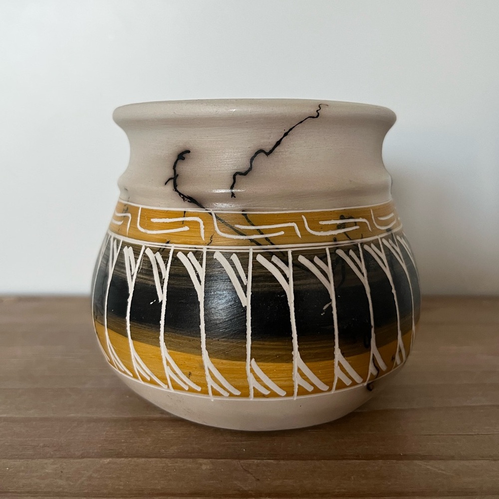 Native American pottery - Picture 2 of 6